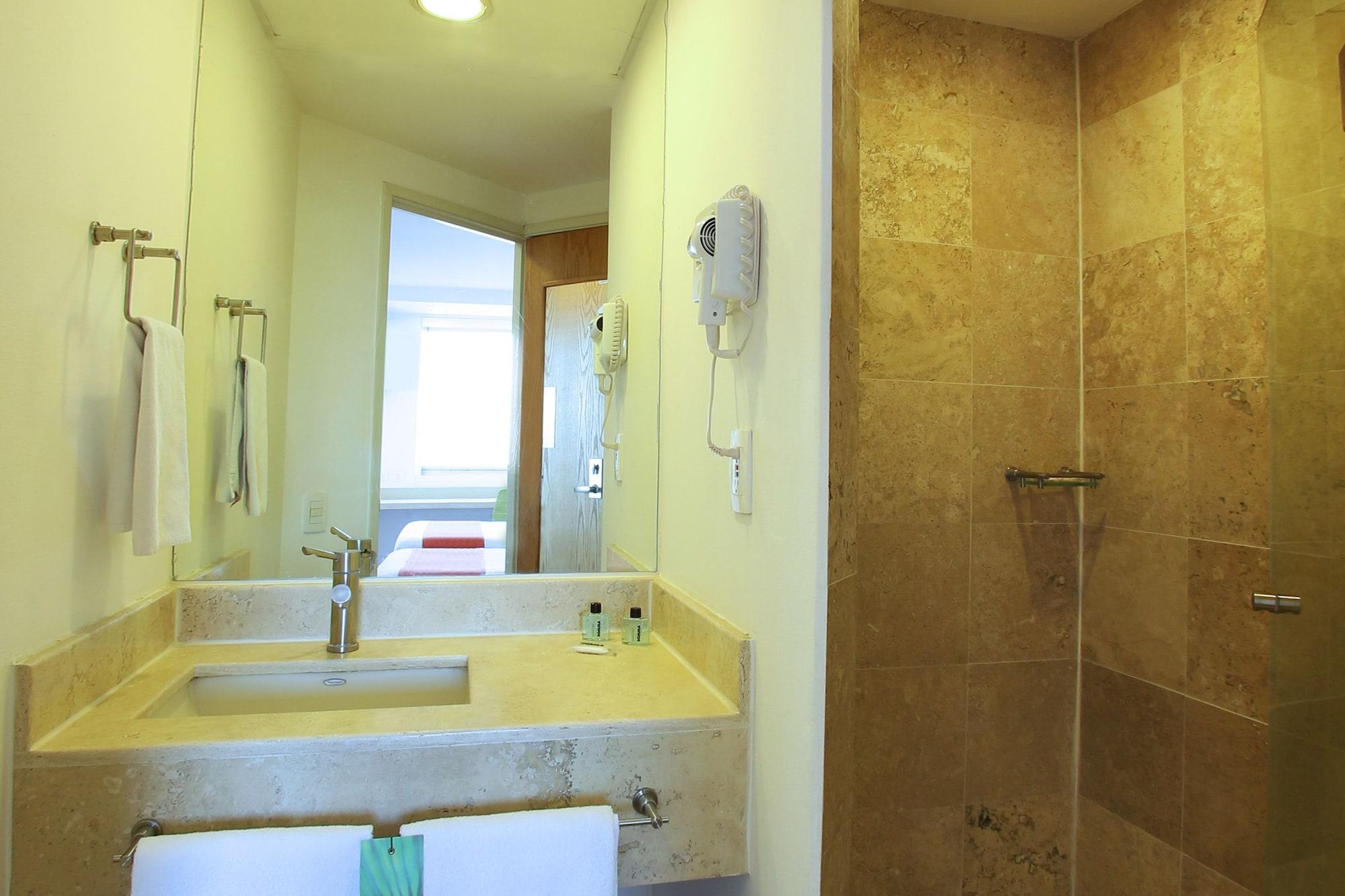 Hotel One Queretaro Plaza Galerias Zewnętrze zdjęcie