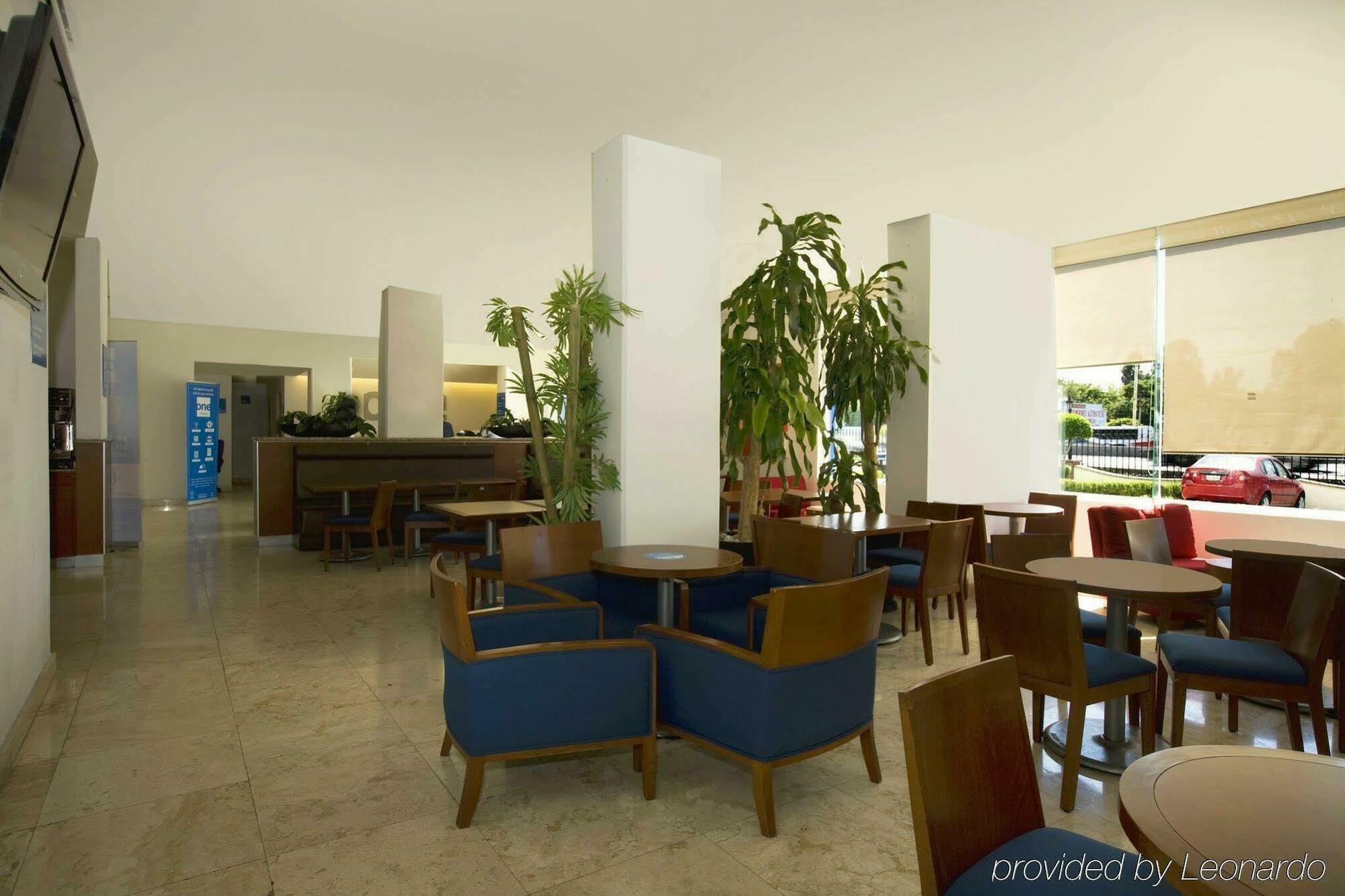 Hotel One Queretaro Plaza Galerias Restauracja zdjęcie